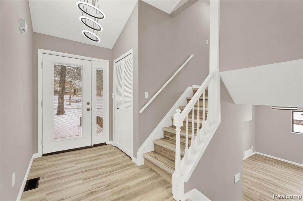 7820 Rampart Trail, Waterford, MI 48327 — Photo 8