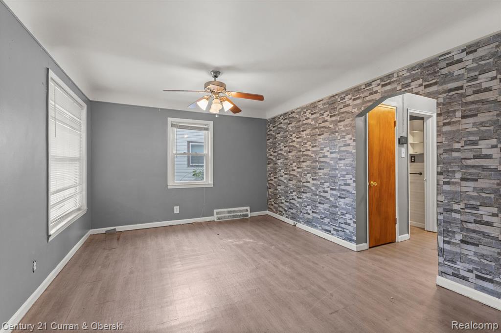 853 CLOVERLAWN Boulevard, Lincoln Park, MI 48146 — Photo 4