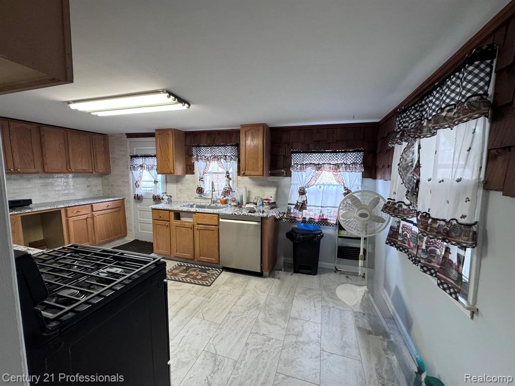 2021 W Rose Center Road, Holly, MI 48442 — Photo 18