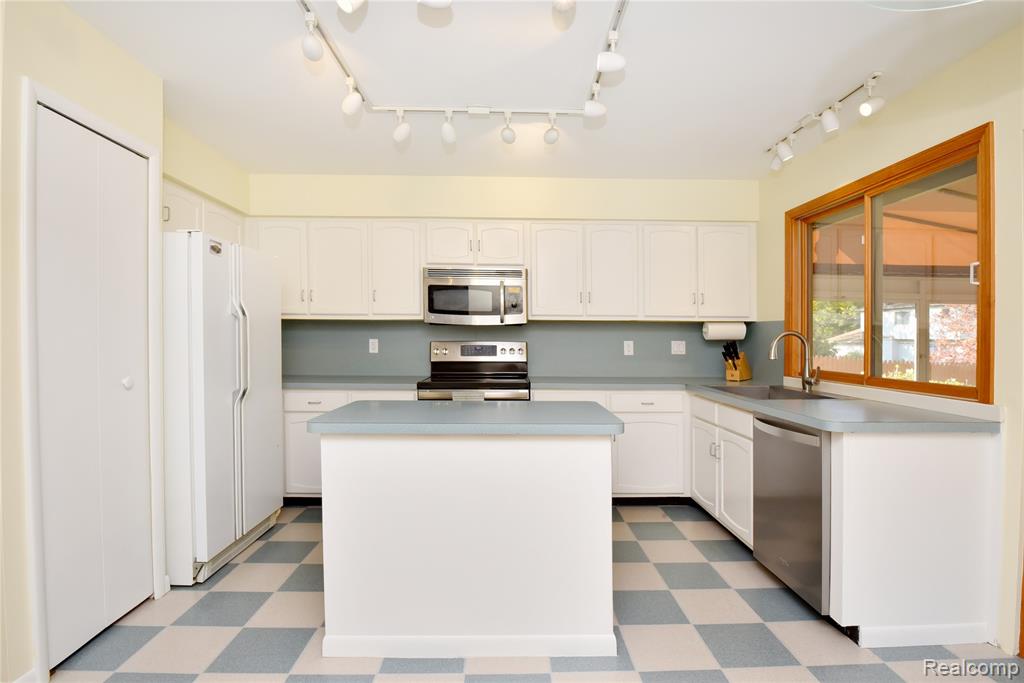 4451 Cypress Drive, Troy, MI 48085 — Photo 10