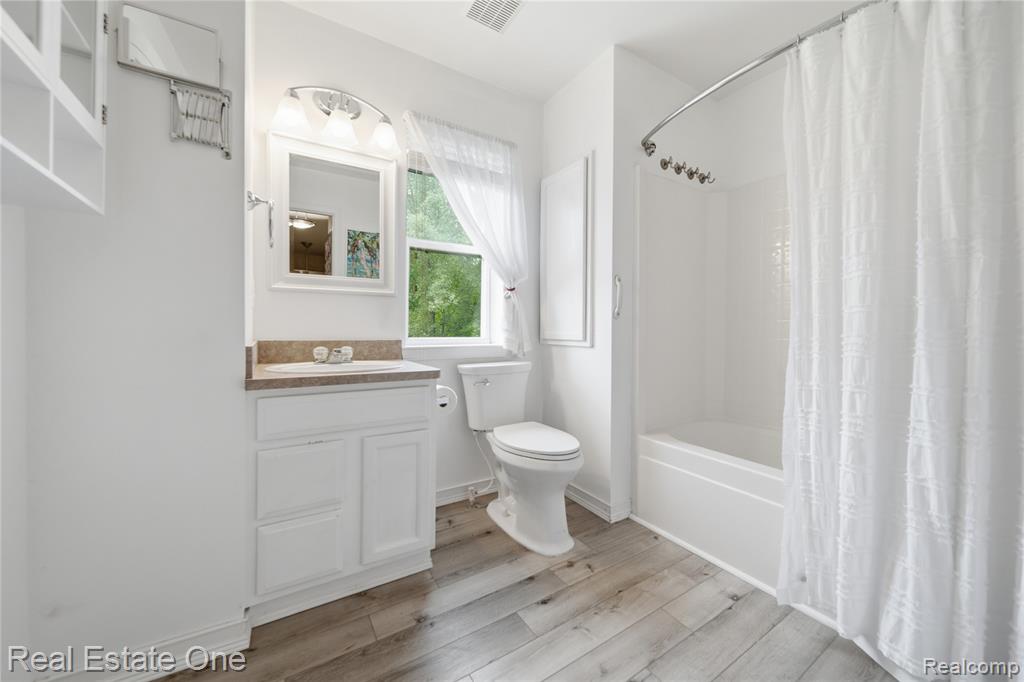 8576 Barrington Drive, Ypsilanti, MI 48198 — Photo 22