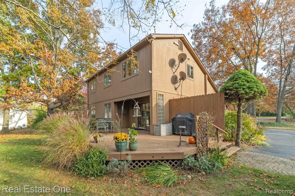 8260 ENGLEWOOD Drive, Clarkston, MI — Photo 18