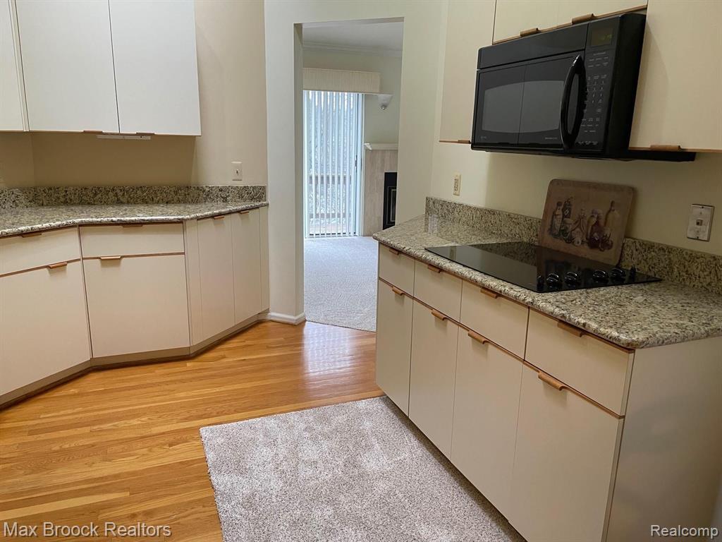 7352 MEADOWRIDGE Circle, West Bloomfield, MI — Photo 16