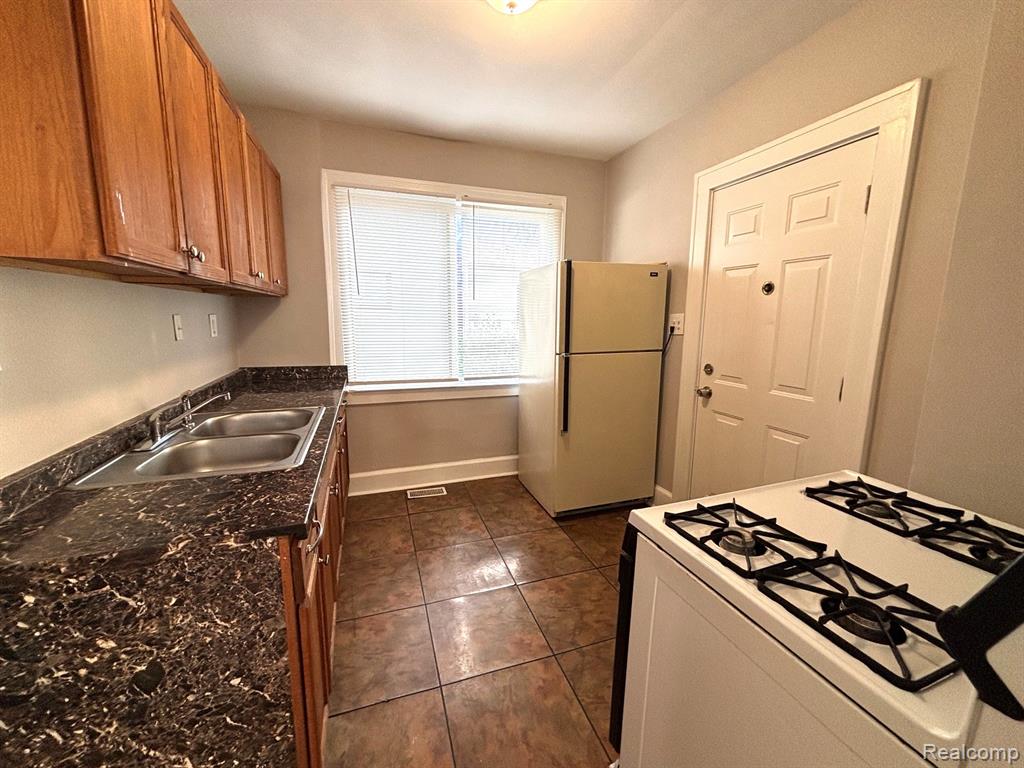 536 E Jarvis Avenue, Hazel Park, MI 48030 — Photo 5