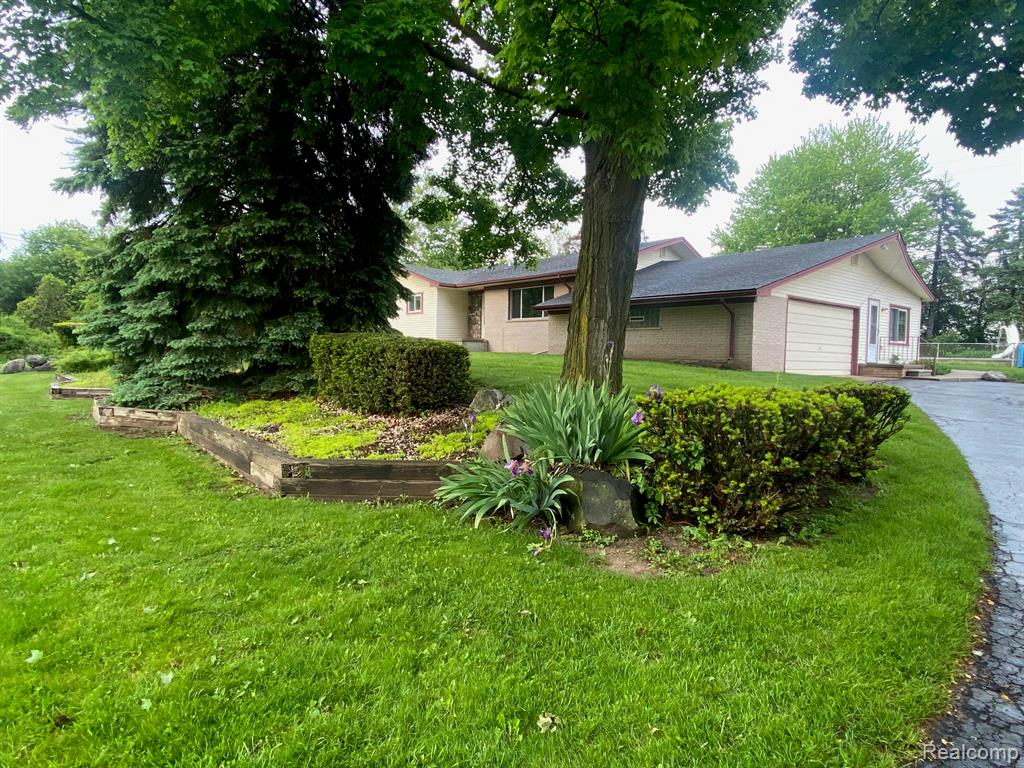 5871 Brewster Road, Rochester Hills, MI 48306 — Photo 2