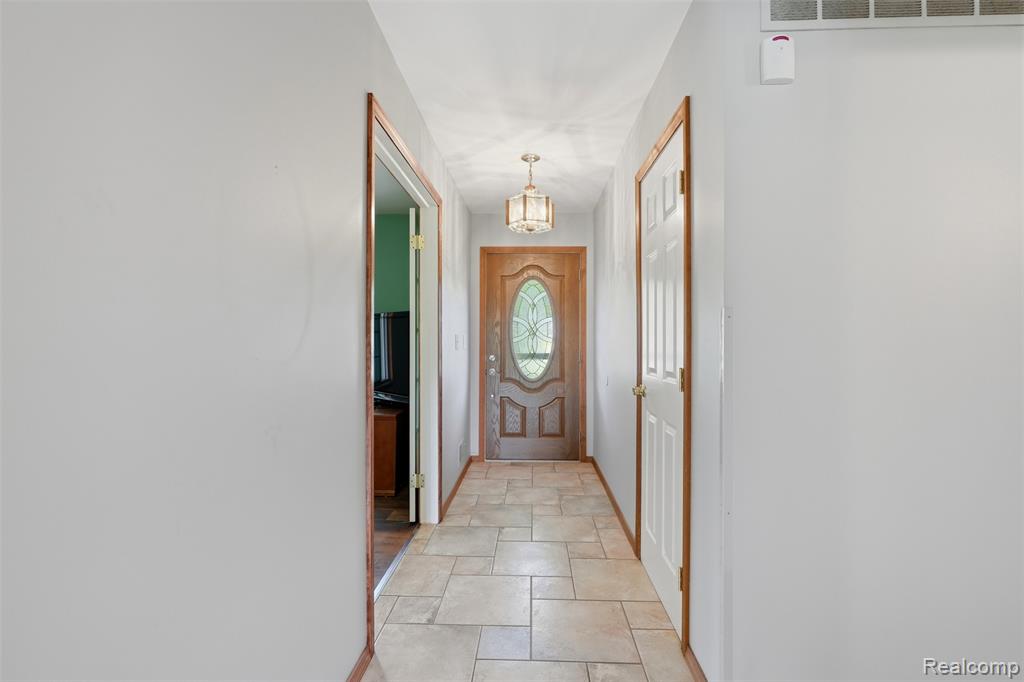 2482 Valley Lane Drive, Grand Blanc, MI 48439 — Photo 16