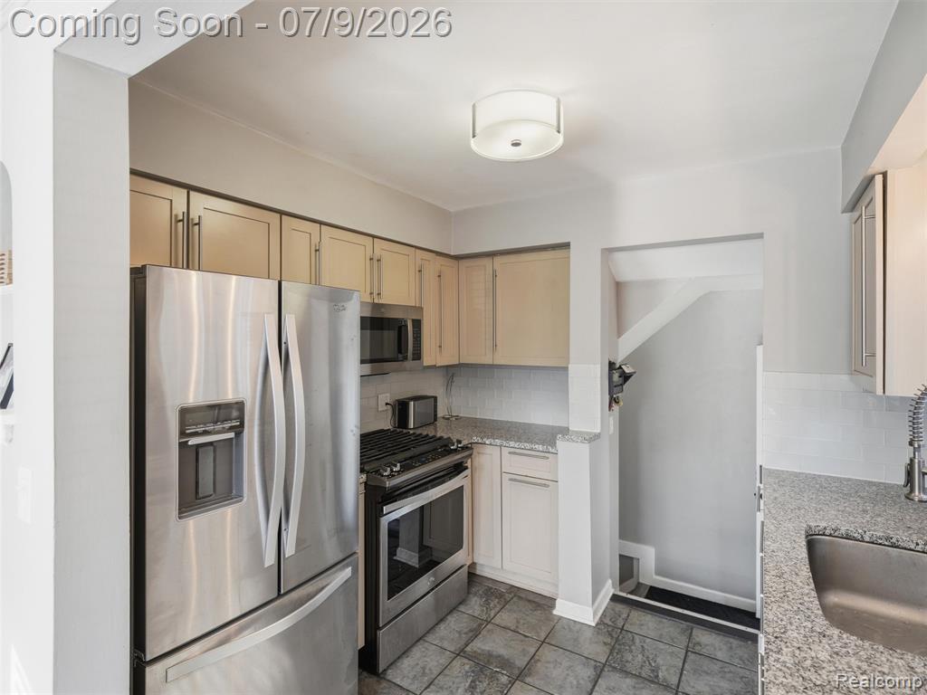 622 N Rembrandt Avenue, Royal Oak, MI 48067 — Photo 6