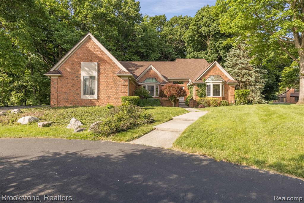 4237 WOODLANDS Lane, Orchard Lake Village, MI 48323 — Photo 2