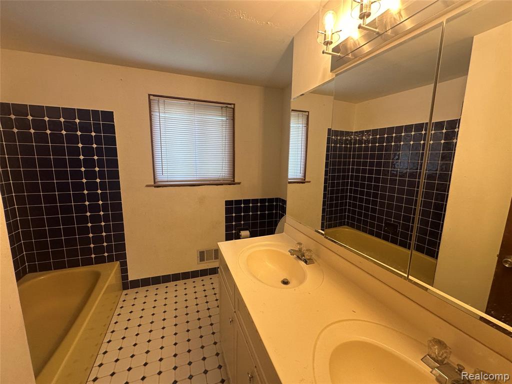 1111 Langley Boulevard, Commerce Twp, MI — Photo 10
