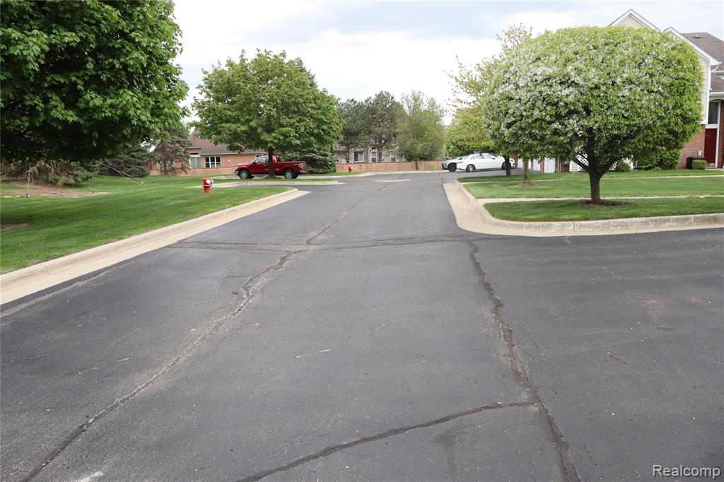 4580 BERKSHIRE Drive, Sterling Heights, MI 48314 — Photo 32