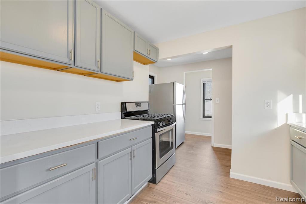 60 W Harry Avenue, Hazel Park, MI 48030 — Photo 9
