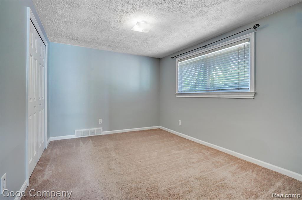 935 N MAPLE Avenue, Royal Oak, MI 48067 — Photo 11