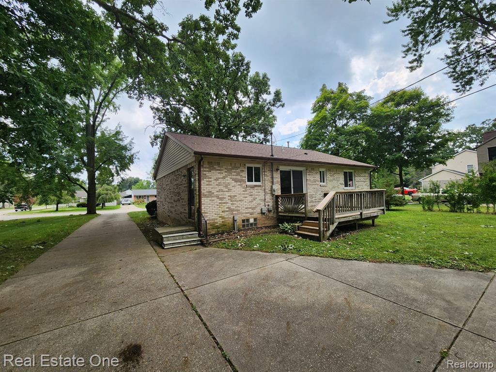 700 W GARDENIA Avenue, Madison Heights, MI 48071 — Photo 2