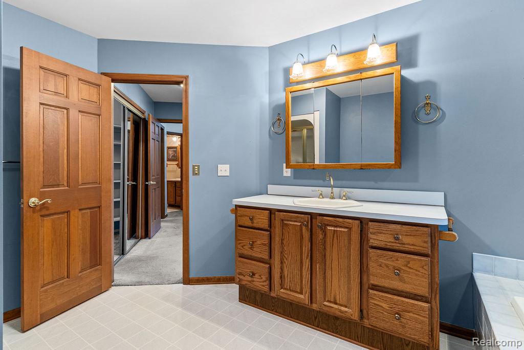 9482 Graytrax Road, Grand Blanc, MI 48439 — Photo 31