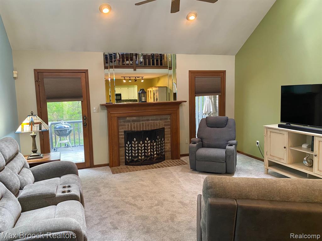 16226 PINE RIDGE Drive N, Fraser, MI 48026 — Photo 4
