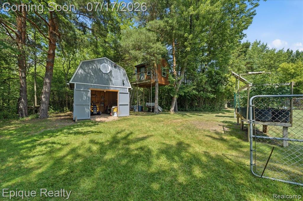 555 E Square Lake Road, Troy, MI 48085 — Photo 45