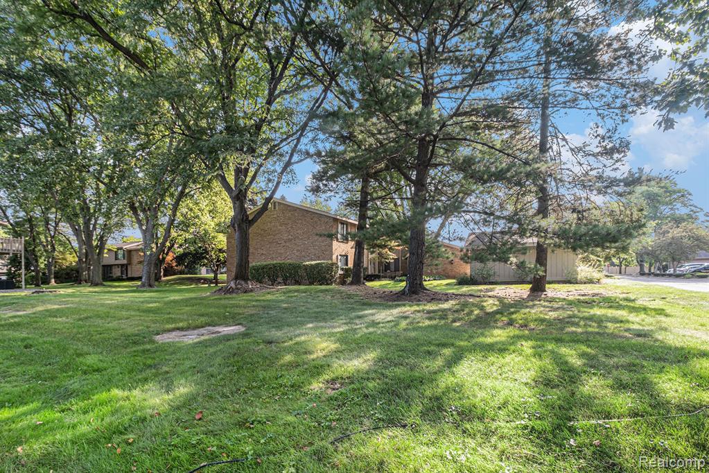 7357 Creek View Circle, West Bloomfield, MI — Photo 33