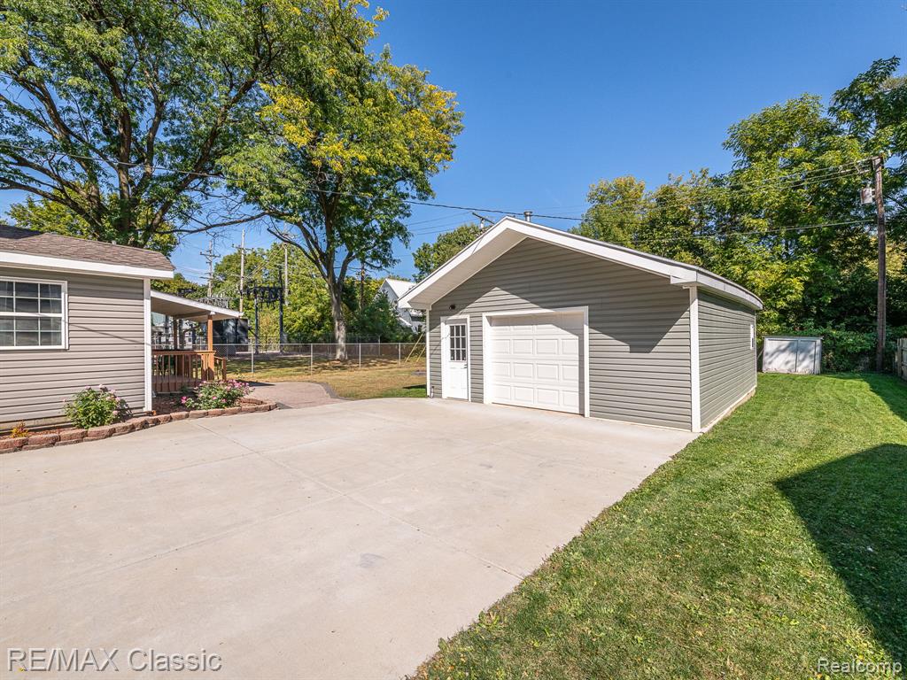 9156 Elizabeth Street, Whitmore Lake, MI 48189 — Photo 17