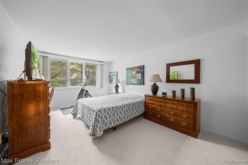 4933 Woodcliff Hill Road N, West Bloomfield, MI 48323 — Photo 22