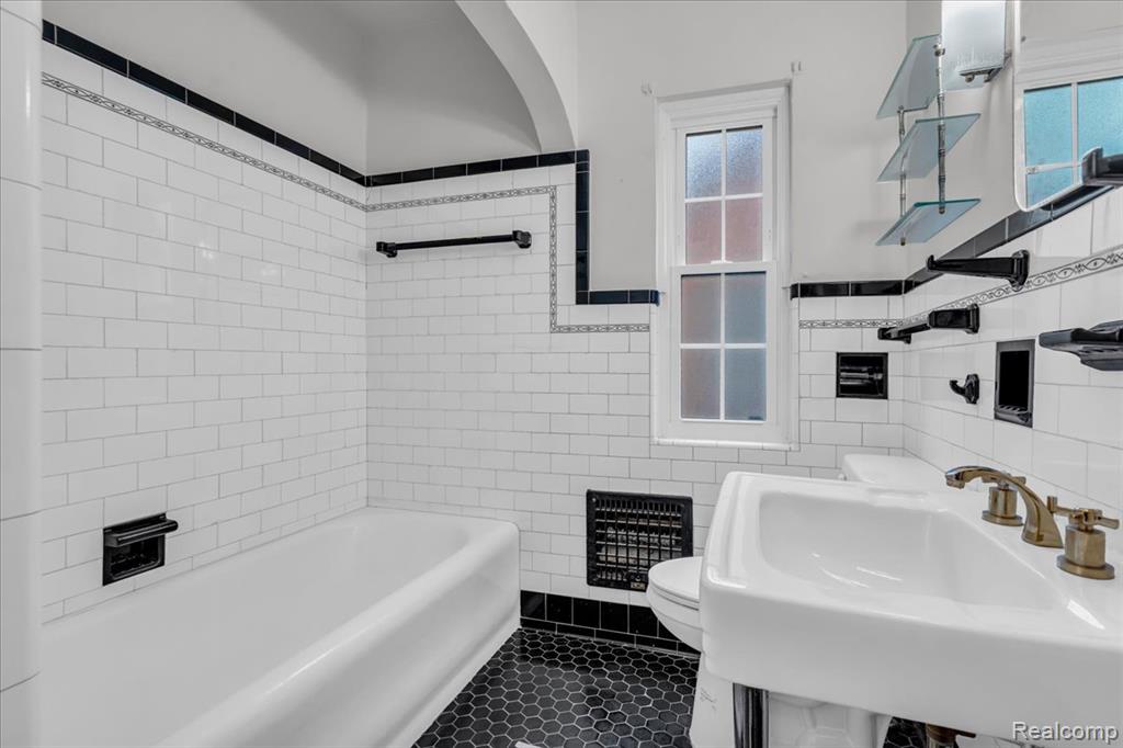 5253 GRAYTON Street, Detroit, MI 48224 — Photo 58