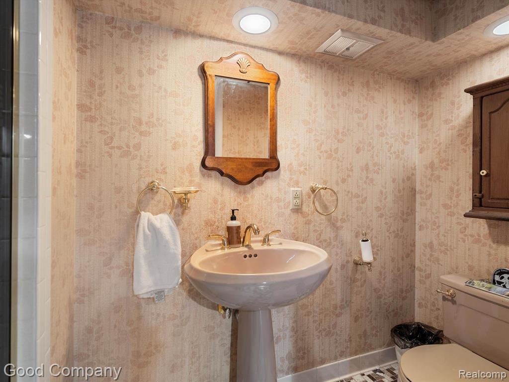 833 TANGLEWOOD Drive, Madison Heights, MI 48071 — Photo 19
