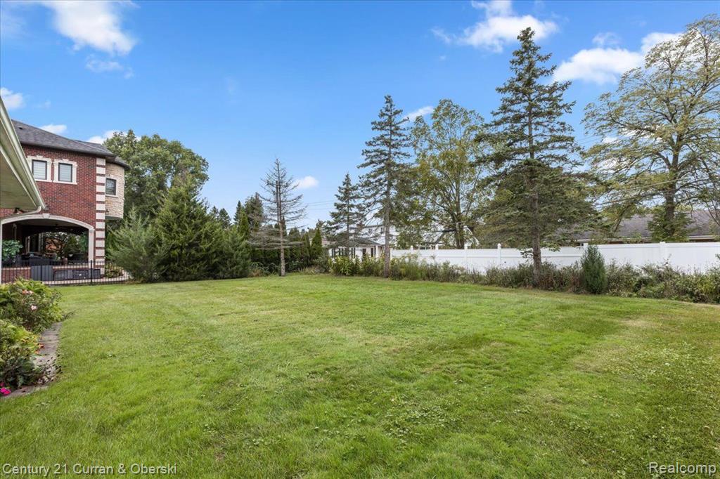 5987 CAMPUS Drive, Dearborn Heights, MI 48127 — Photo 8