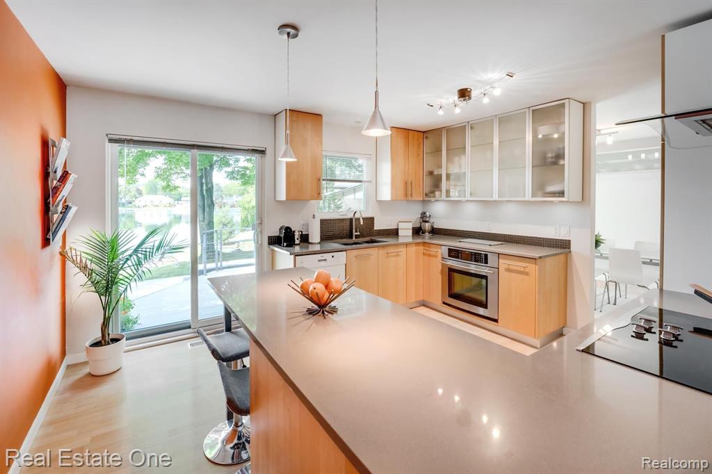 6749 LITTLE CREEK Drive, Troy, MI 48085 — Photo 16