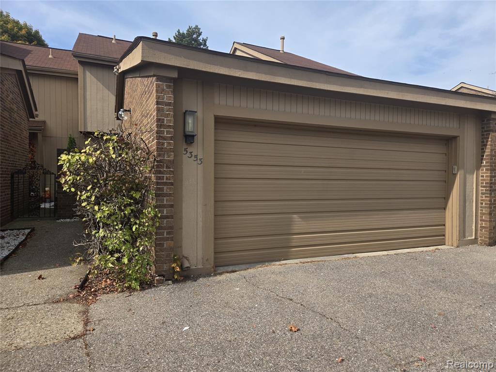 5353 Wright Way W, West Bloomfield, MI — front exterior