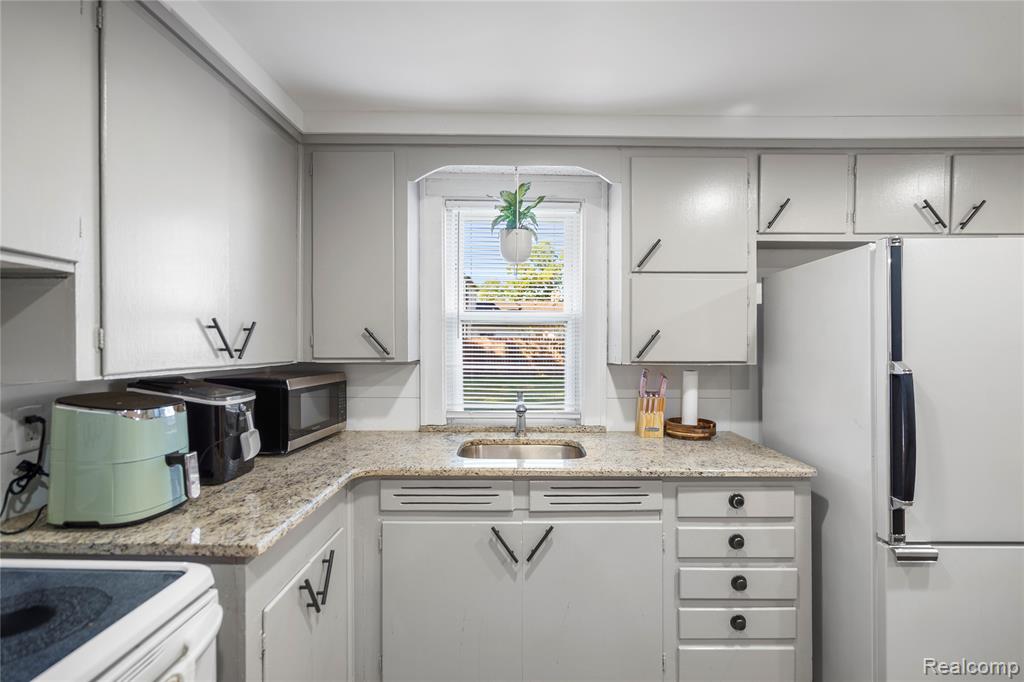 6511 Crest Drive, Waterford, MI 48329 — Photo 9