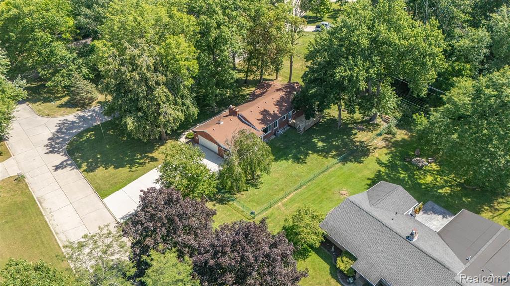 8293 Woodcrest Drive, Grosse Ile, MI 48138 — Photo 38