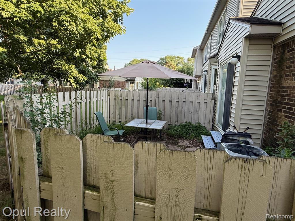 24252 Bashian Drive, Novi, MI — Photo 18
