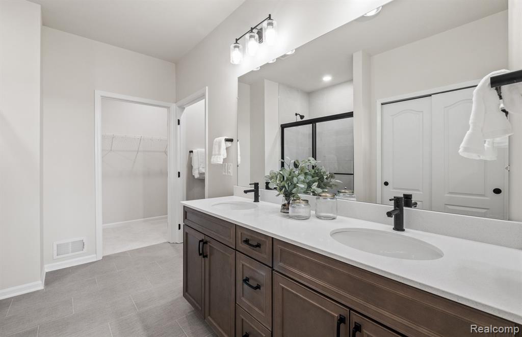 55710 OAK POINTE Drive, Utica, MI 48315 — Photo 12