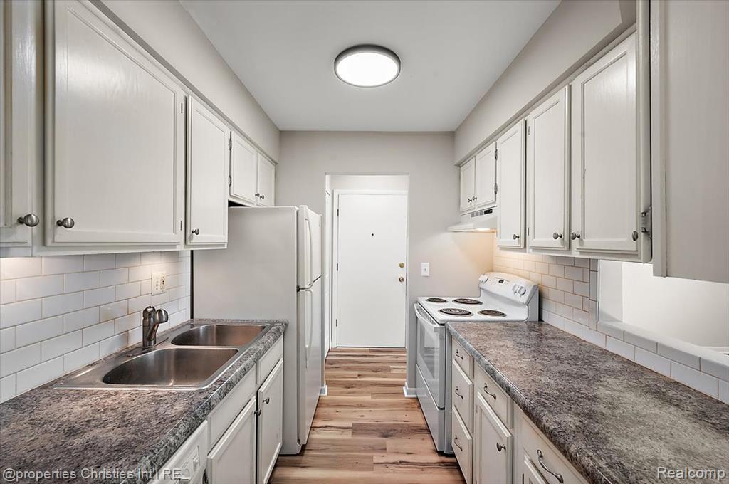 7040 Villa Drive, 2, Waterford, MI 48327 — Photo 10