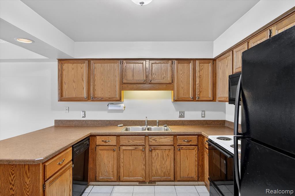 4364 S Meadow Drive, Waterford, MI 48329 — Photo 13