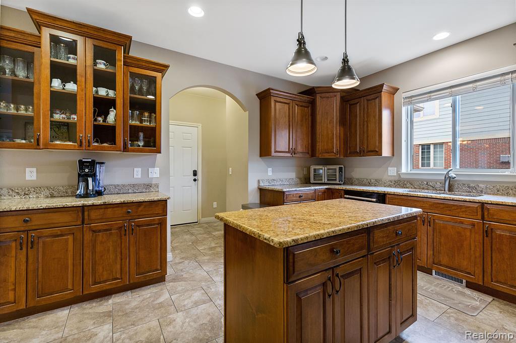 49751 GOLDEN PARK Drive, Shelby Twp, MI 48315 — Photo 10