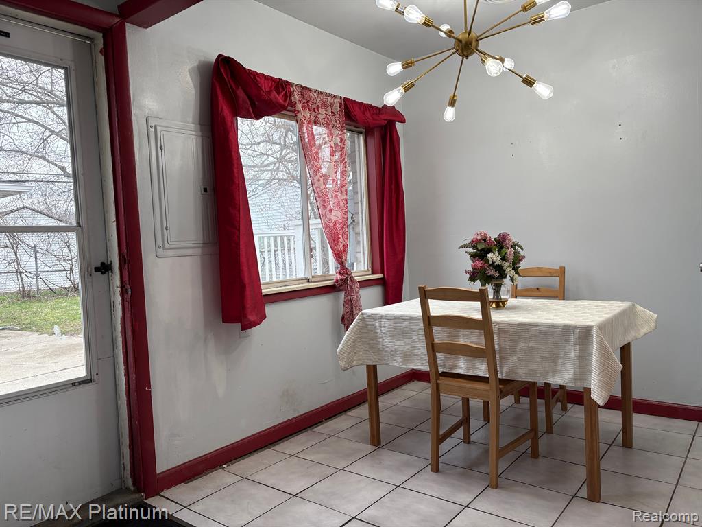 914 E KALAMA Avenue, Madison Heights, MI 48071 — Photo 6