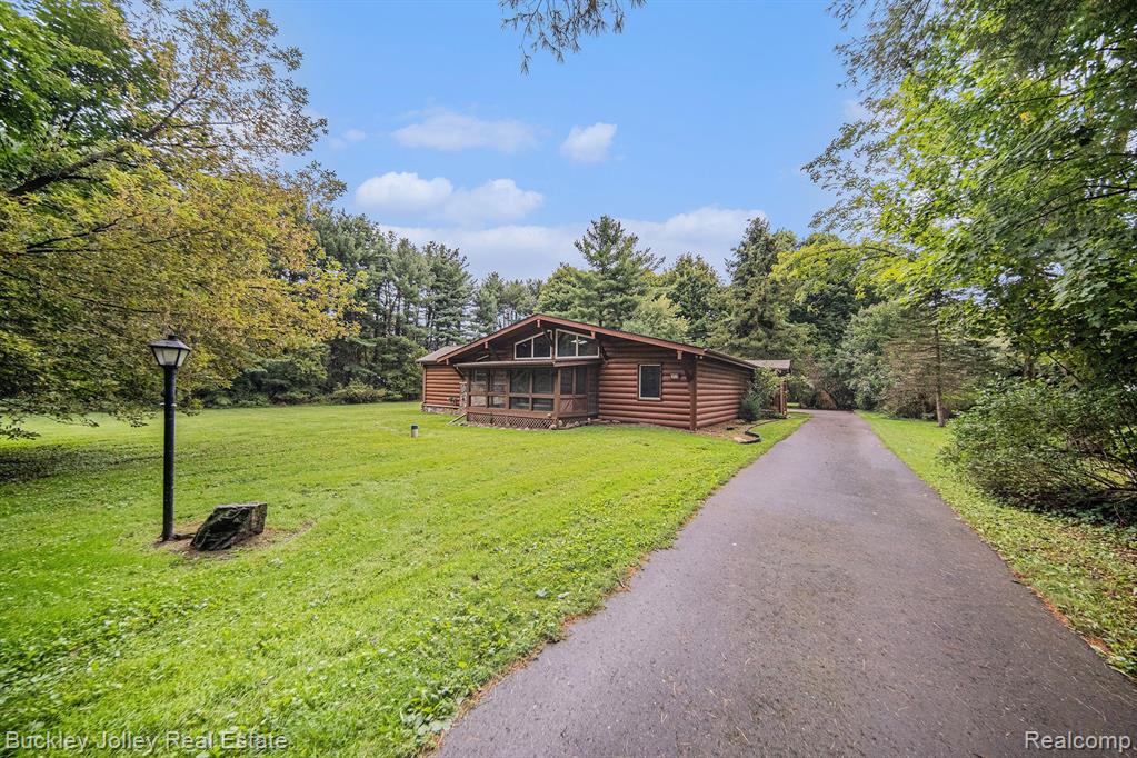 9515 MEADOW Lane, Pinckney, MI 48169 — front exterior