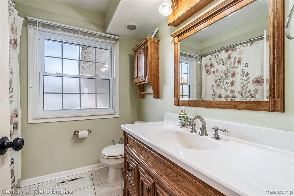 4413 OLD CARRIAGE Road, Flint, MI 48507 — Photo 16