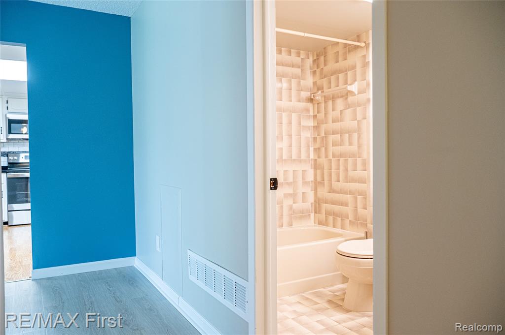 17865 University Park Drive, Livonia, MI 48152 — Photo 43