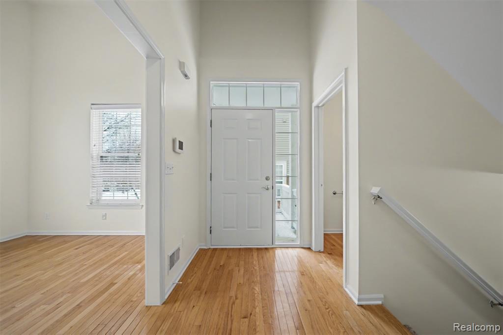 638 W Bluff Court, 31, Rochester Hills, MI 48307 — Photo 2