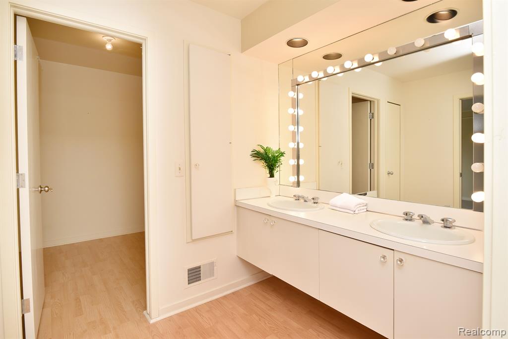 5132 WOODLANDS Lane, Bloomfield Hills, MI 48302 — Photo 20