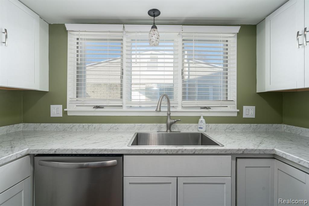 39618 Birchwood Drive, Plymouth, MI 48170 — Photo 17