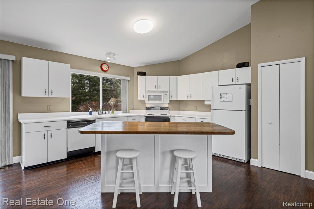 6335 Stonehearth Pass, Grand Blanc, MI 48439 — Photo 12