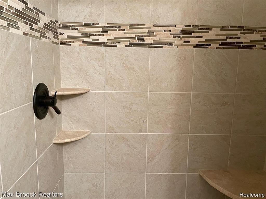 4585 Laurel Club Circle, West Bloomfield, MI 48323 — Photo 15