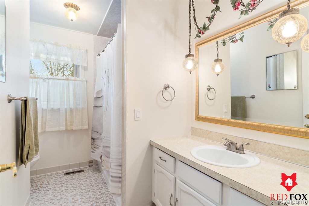 6246 KING ARTHUR Court, Swartz Creek, MI 48473 — Photo 18