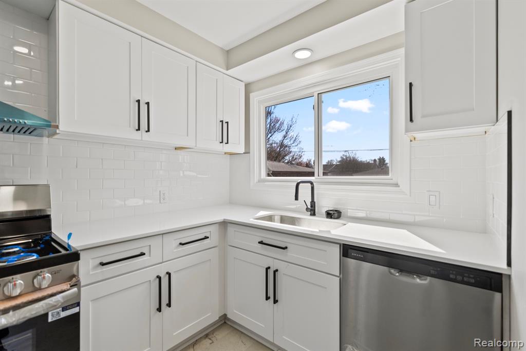 33091 Barton Street, Garden City, MI — Photo 7