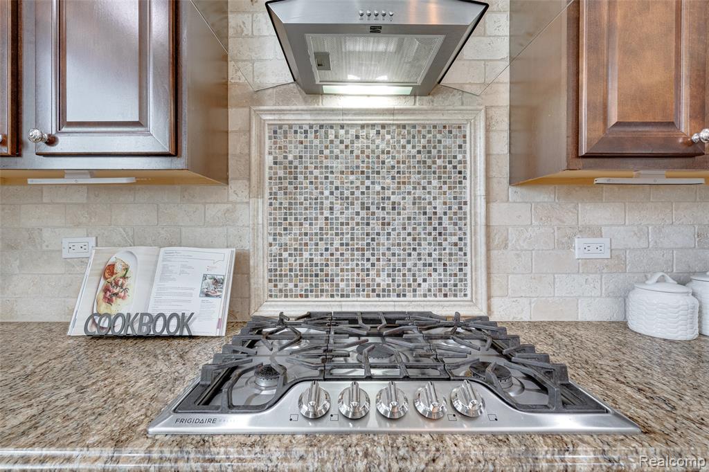 47576 VALENCIA Circle, Novi, MI — Photo 35