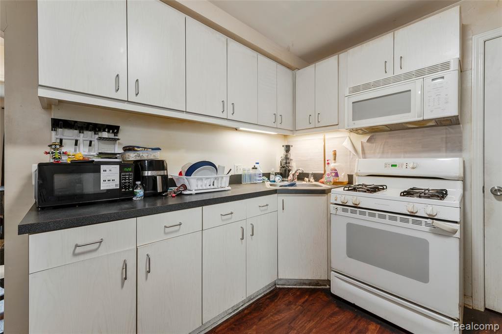 20913 Ridgemont Road, Harper Woods, MI 48225 — Photo 12