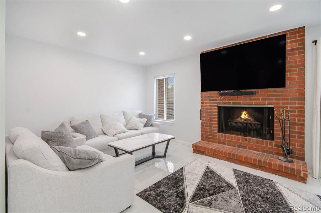 3045 Lindenwood Drive, Dearborn, MI 48120 — Photo 6
