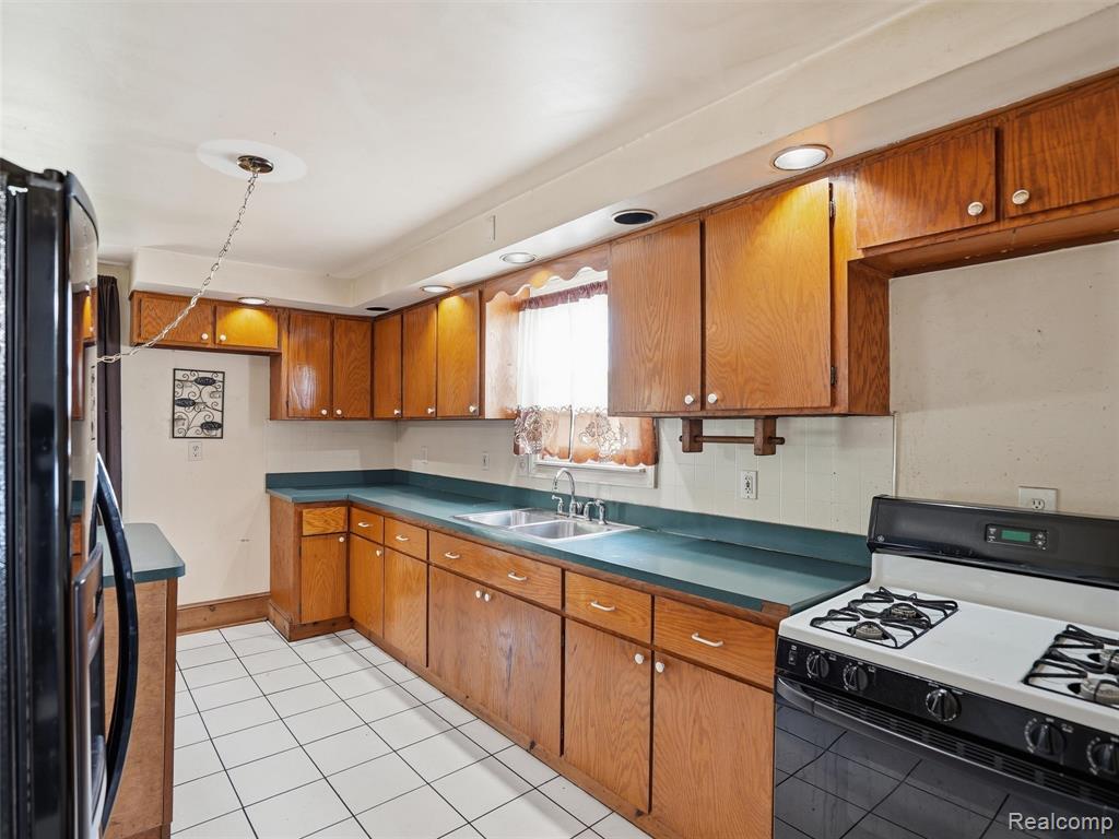 69 E Burdick Street, Oxford, MI 48371 — Photo 12